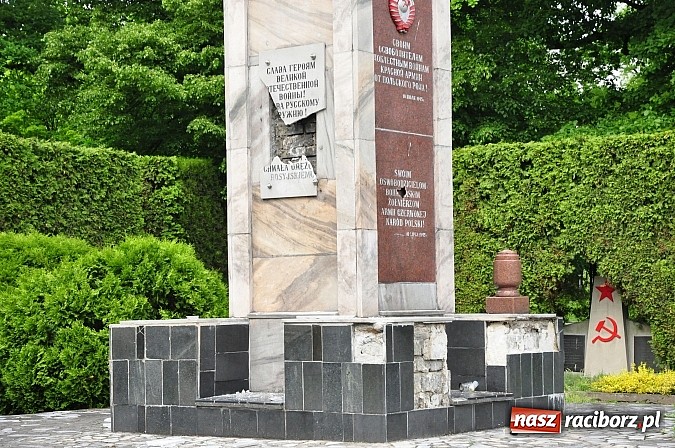 Zdjęcie w galerii na portalu naszraciborz.pl: Chuligański wybryk czy antyrosyjski incydent? Nieznani sprawcy zdewastowali pomnik żołnierzy radzieckich przy ul. Reymonta wiadomości z regionu