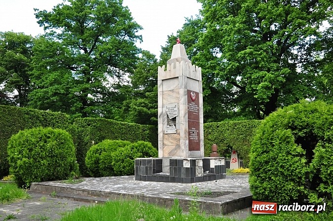 Zdjęcie w galerii na portalu naszraciborz.pl: Chuligański wybryk czy antyrosyjski incydent? Nieznani sprawcy zdewastowali pomnik żołnierzy radzieckich przy ul. Reymonta wiadomości z regionu