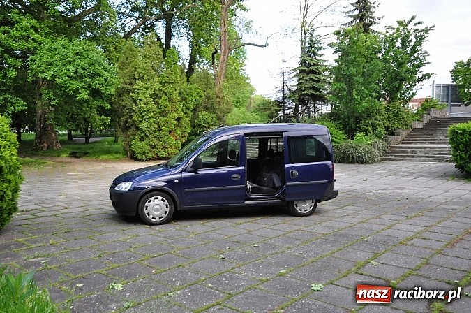 Zdjęcie w galerii na portalu naszraciborz.pl: Chuligański wybryk czy antyrosyjski incydent? Nieznani sprawcy zdewastowali pomnik żołnierzy radzieckich przy ul. Reymonta wiadomości z regionu