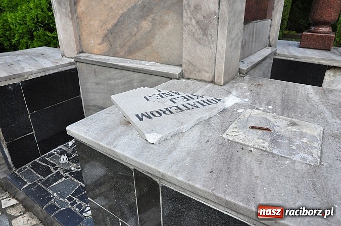 Zdjęcie w galerii na portalu naszraciborz.pl: Chuligański wybryk czy antyrosyjski incydent? Nieznani sprawcy zdewastowali pomnik żołnierzy radzieckich przy ul. Reymonta wiadomości z regionu