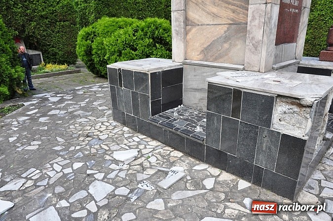 Zdjęcie w galerii na portalu naszraciborz.pl: Chuligański wybryk czy antyrosyjski incydent? Nieznani sprawcy zdewastowali pomnik żołnierzy radzieckich przy ul. Reymonta wiadomości z regionu