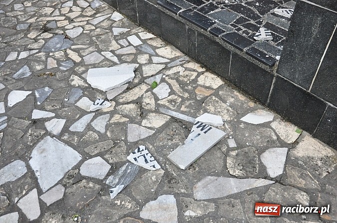 Zdjęcie w galerii na portalu naszraciborz.pl: Chuligański wybryk czy antyrosyjski incydent? Nieznani sprawcy zdewastowali pomnik żołnierzy radzieckich przy ul. Reymonta wiadomości z regionu