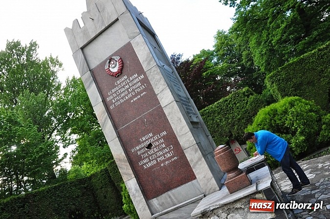 Zdjęcie w galerii na portalu naszraciborz.pl: Chuligański wybryk czy antyrosyjski incydent? Nieznani sprawcy zdewastowali pomnik żołnierzy radzieckich przy ul. Reymonta wiadomości z regionu