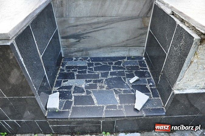 Zdjęcie w galerii na portalu naszraciborz.pl: Chuligański wybryk czy antyrosyjski incydent? Nieznani sprawcy zdewastowali pomnik żołnierzy radzieckich przy ul. Reymonta wiadomości z regionu