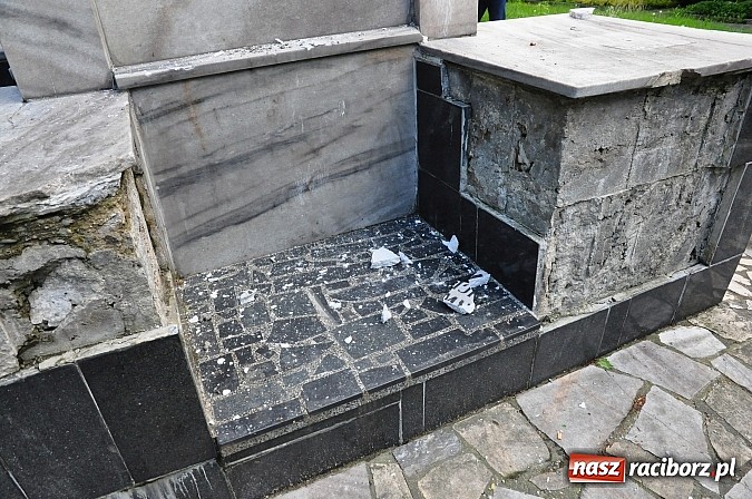 Zdjęcie w galerii na portalu naszraciborz.pl: Chuligański wybryk czy antyrosyjski incydent? Nieznani sprawcy zdewastowali pomnik żołnierzy radzieckich przy ul. Reymonta wiadomości z regionu