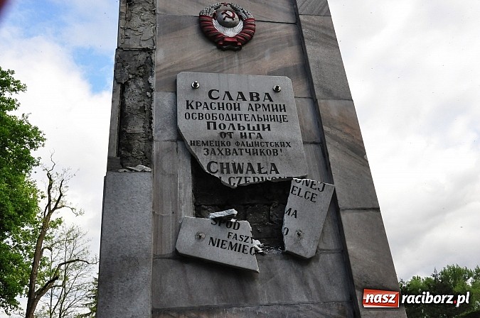 Zdjęcie w galerii na portalu naszraciborz.pl: Chuligański wybryk czy antyrosyjski incydent? Nieznani sprawcy zdewastowali pomnik żołnierzy radzieckich przy ul. Reymonta wiadomości z regionu