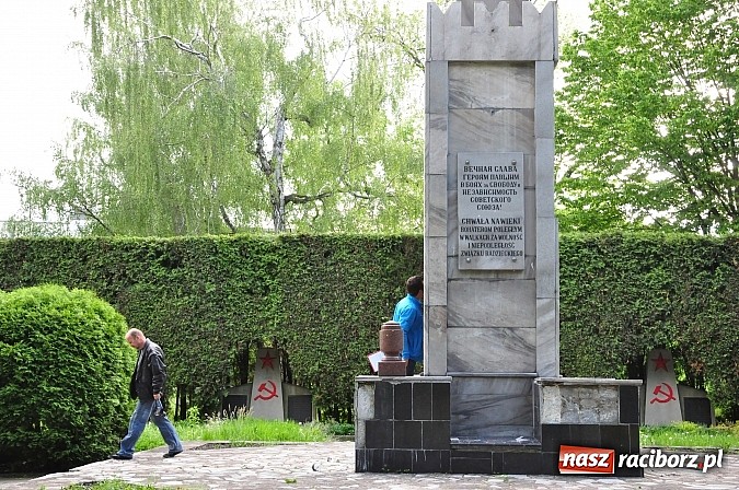 Zdjęcie w galerii na portalu naszraciborz.pl: Chuligański wybryk czy antyrosyjski incydent? Nieznani sprawcy zdewastowali pomnik żołnierzy radzieckich przy ul. Reymonta wiadomości z regionu