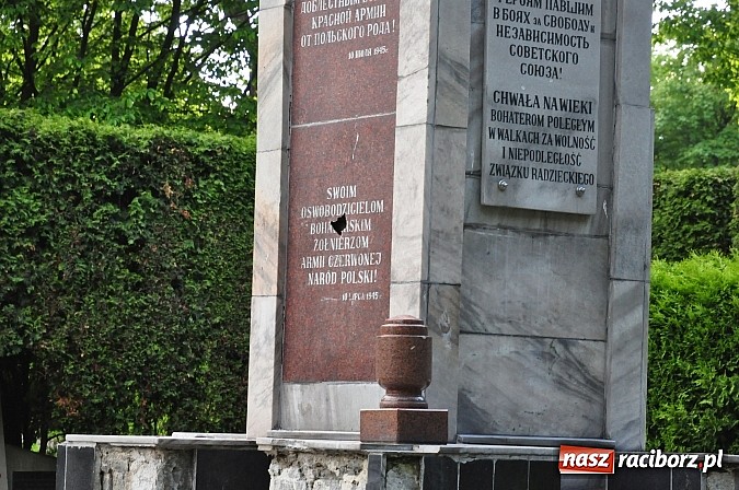 Zdjęcie w galerii na portalu naszraciborz.pl: Chuligański wybryk czy antyrosyjski incydent? Nieznani sprawcy zdewastowali pomnik żołnierzy radzieckich przy ul. Reymonta wiadomości z regionu