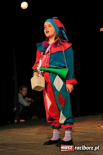Zdjęcie w galerii na portalu naszraciborz.pl: Młodzi aktorzy prezentują swoje talenty wiadomości z regionu