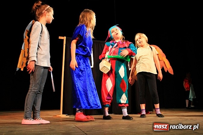Zdjęcie w galerii na portalu naszraciborz.pl: Młodzi aktorzy prezentują swoje talenty wiadomości z regionu