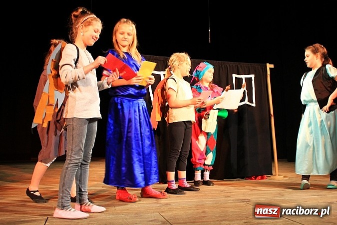 Zdjęcie w galerii na portalu naszraciborz.pl: Młodzi aktorzy prezentują swoje talenty wiadomości z regionu