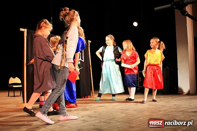 Zdjęcie w galerii na portalu naszraciborz.pl: Młodzi aktorzy prezentują swoje talenty wiadomości z regionu