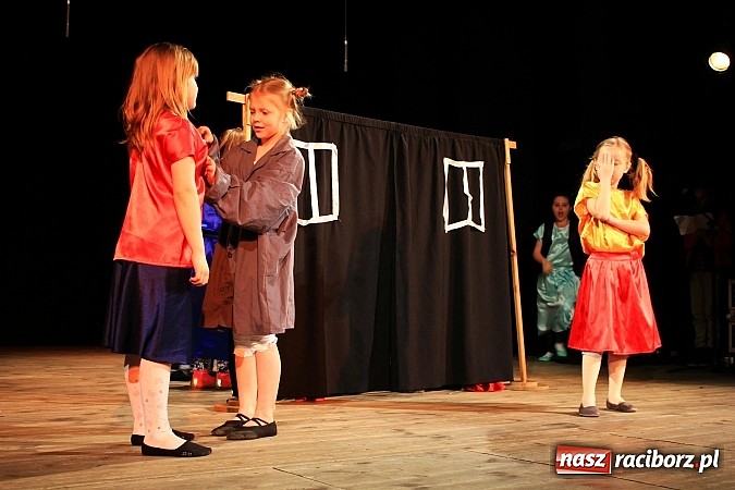 Zdjęcie w galerii na portalu naszraciborz.pl: Młodzi aktorzy prezentują swoje talenty wiadomości z regionu