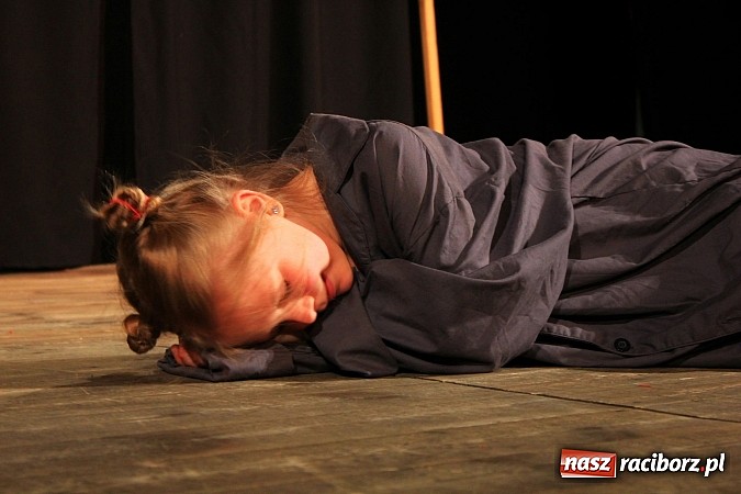 Zdjęcie w galerii na portalu naszraciborz.pl: Młodzi aktorzy prezentują swoje talenty wiadomości z regionu