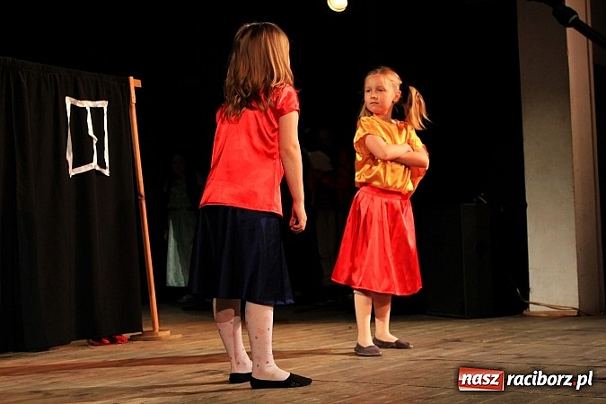 Zdjęcie w galerii na portalu naszraciborz.pl: Młodzi aktorzy prezentują swoje talenty wiadomości z regionu