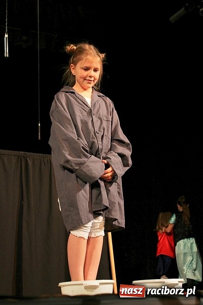 Zdjęcie w galerii na portalu naszraciborz.pl: Młodzi aktorzy prezentują swoje talenty wiadomości z regionu
