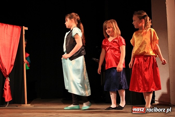 Zdjęcie w galerii na portalu naszraciborz.pl: Młodzi aktorzy prezentują swoje talenty wiadomości z regionu