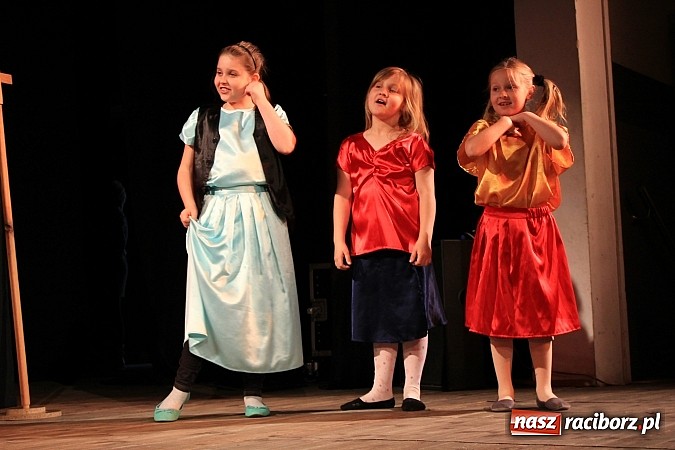 Zdjęcie w galerii na portalu naszraciborz.pl: Młodzi aktorzy prezentują swoje talenty wiadomości z regionu