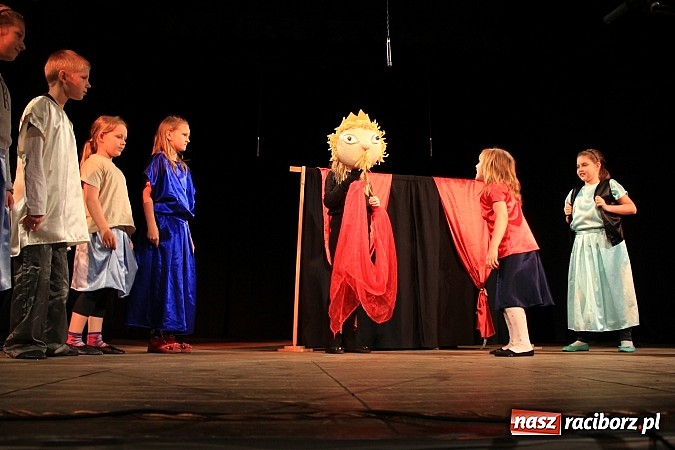 Zdjęcie w galerii na portalu naszraciborz.pl: Młodzi aktorzy prezentują swoje talenty wiadomości z regionu