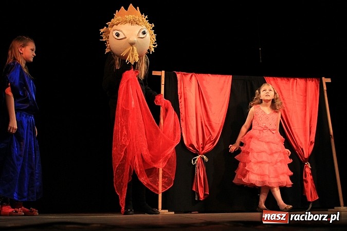 Zdjęcie w galerii na portalu naszraciborz.pl: Młodzi aktorzy prezentują swoje talenty wiadomości z regionu