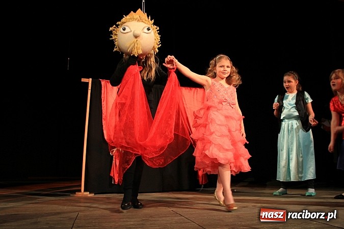 Zdjęcie w galerii na portalu naszraciborz.pl: Młodzi aktorzy prezentują swoje talenty wiadomości z regionu