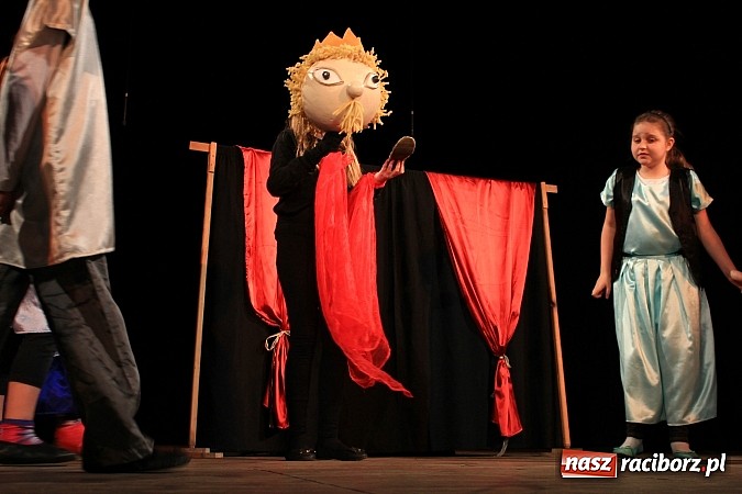 Zdjęcie w galerii na portalu naszraciborz.pl: Młodzi aktorzy prezentują swoje talenty wiadomości z regionu