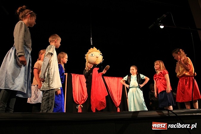 Zdjęcie w galerii na portalu naszraciborz.pl: Młodzi aktorzy prezentują swoje talenty wiadomości z regionu
