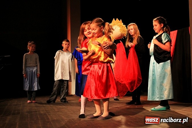 Zdjęcie w galerii na portalu naszraciborz.pl: Młodzi aktorzy prezentują swoje talenty wiadomości z regionu