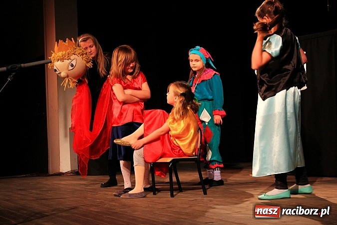Zdjęcie w galerii na portalu naszraciborz.pl: Młodzi aktorzy prezentują swoje talenty wiadomości z regionu