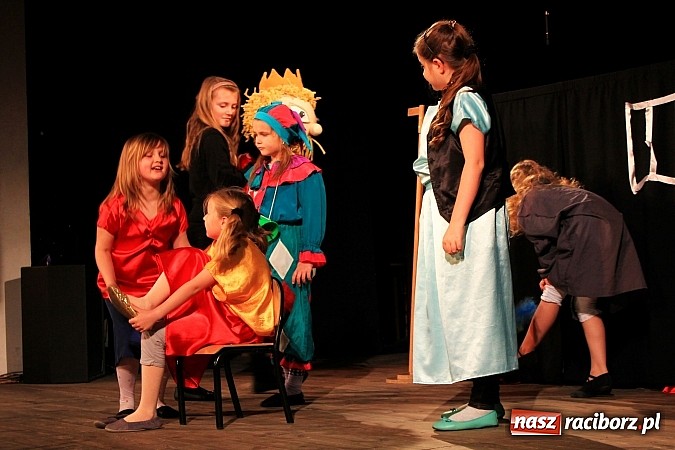Zdjęcie w galerii na portalu naszraciborz.pl: Młodzi aktorzy prezentują swoje talenty wiadomości z regionu