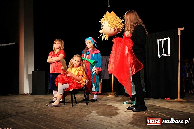 Zdjęcie w galerii na portalu naszraciborz.pl: Młodzi aktorzy prezentują swoje talenty wiadomości z regionu