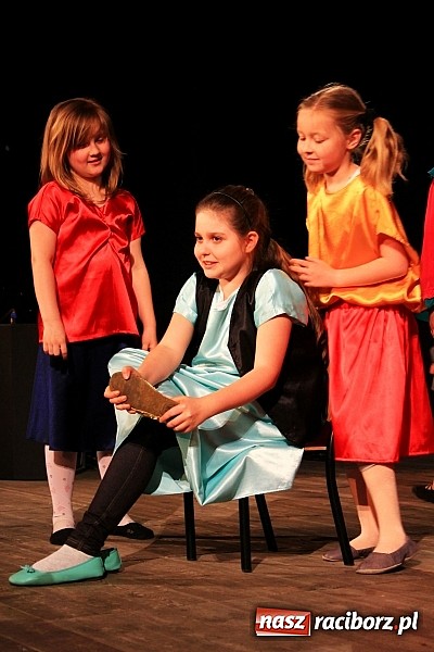 Zdjęcie w galerii na portalu naszraciborz.pl: Młodzi aktorzy prezentują swoje talenty wiadomości z regionu