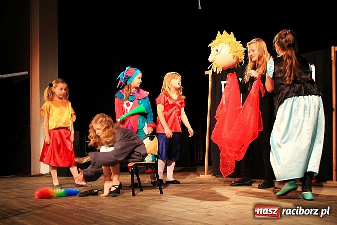 Zdjęcie w galerii na portalu naszraciborz.pl: Młodzi aktorzy prezentują swoje talenty wiadomości z regionu