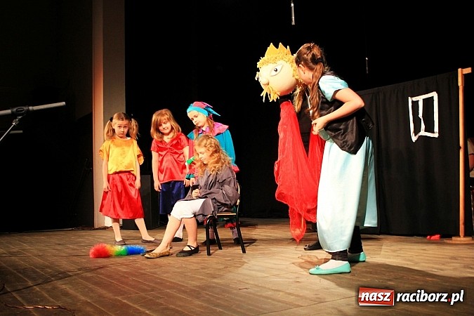 Zdjęcie w galerii na portalu naszraciborz.pl: Młodzi aktorzy prezentują swoje talenty wiadomości z regionu