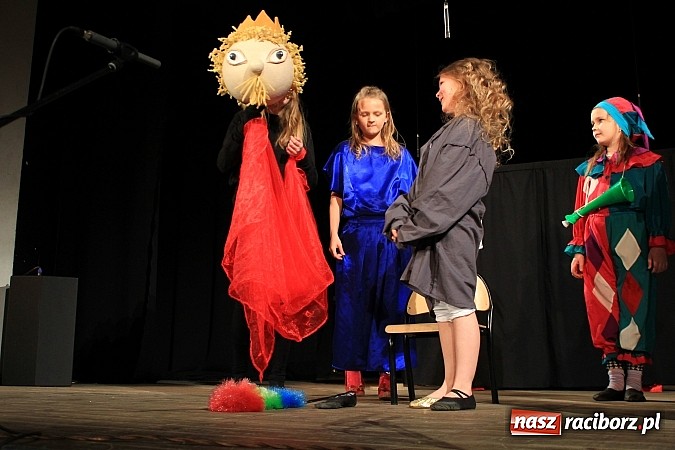 Zdjęcie w galerii na portalu naszraciborz.pl: Młodzi aktorzy prezentują swoje talenty wiadomości z regionu
