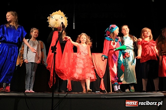 Zdjęcie w galerii na portalu naszraciborz.pl: Młodzi aktorzy prezentują swoje talenty wiadomości z regionu