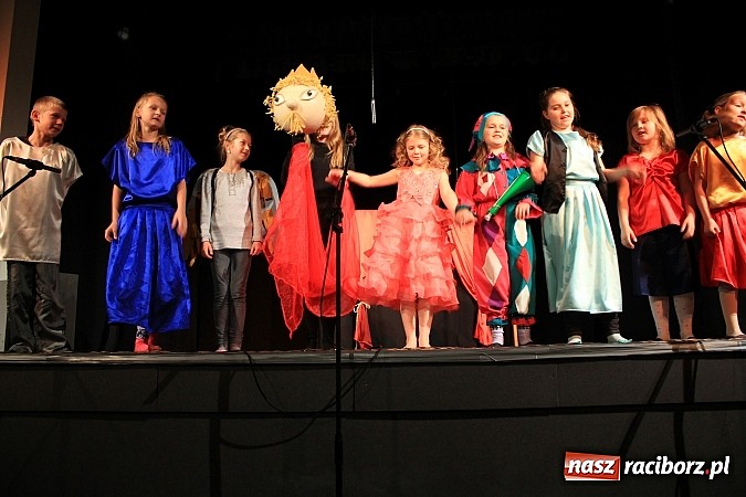 Zdjęcie w galerii na portalu naszraciborz.pl: Młodzi aktorzy prezentują swoje talenty wiadomości z regionu