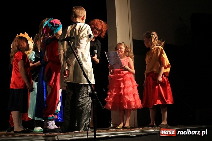 Zdjęcie w galerii na portalu naszraciborz.pl: Młodzi aktorzy prezentują swoje talenty wiadomości z regionu