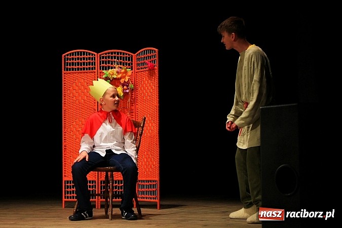 Zdjęcie w galerii na portalu naszraciborz.pl: Młodzi aktorzy prezentują swoje talenty wiadomości z regionu
