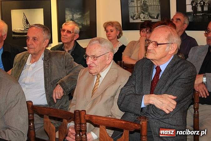 Zdjęcie w galerii na portalu naszraciborz.pl: Arka Bożek, trybun ludu śląskiego. Prelekcja w TMZR wiadomości z regionu