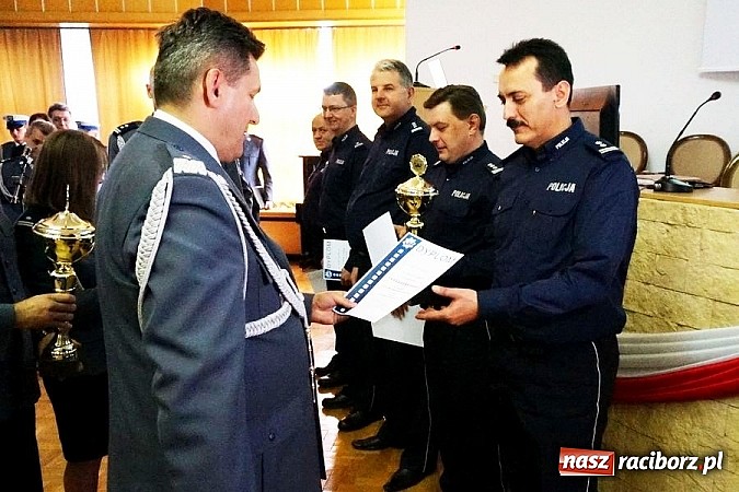 Zdjęcie w galerii na portalu naszraciborz.pl: Puchar i dyplom dla raciborskich policjant&oacute;w wiadomości z regionu