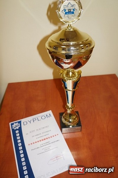 Zdjęcie w galerii na portalu naszraciborz.pl: Puchar i dyplom dla raciborskich policjant&oacute;w wiadomości z regionu