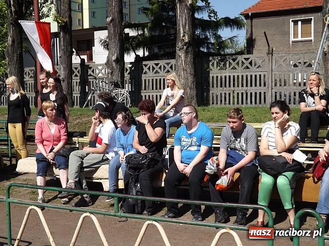 Zdjęcie w galerii na portalu naszraciborz.pl: Igrzyska Sport ku radości - olimpijski znicz na stadionie PWSZ wiadomości z regionu