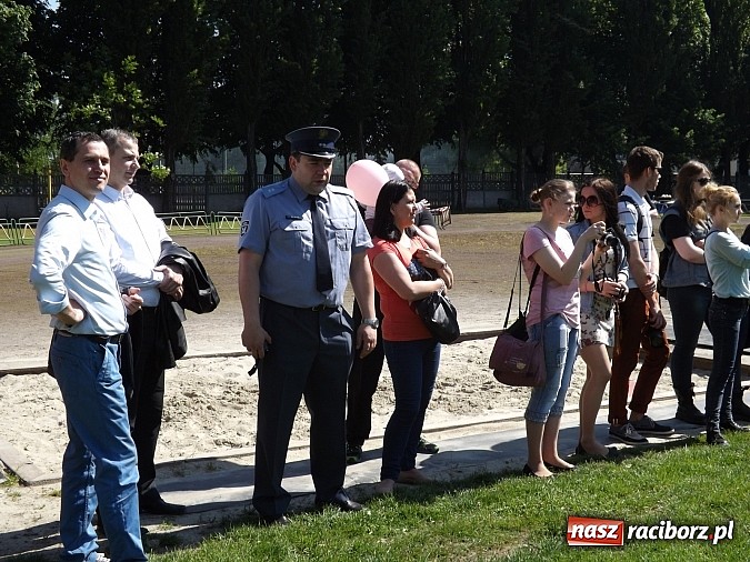 Zdjęcie w galerii na portalu naszraciborz.pl: Igrzyska Sport ku radości - olimpijski znicz na stadionie PWSZ wiadomości z regionu