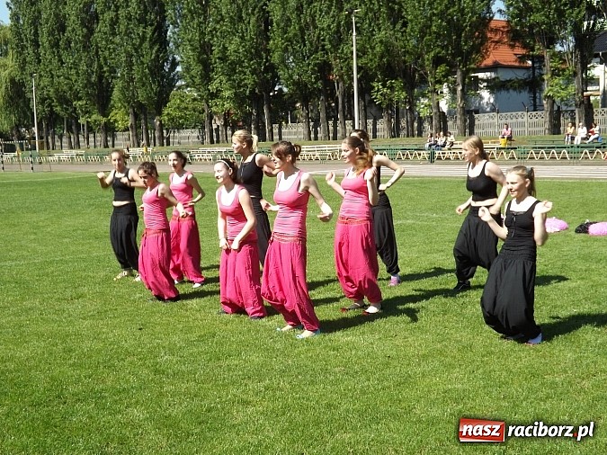 Zdjęcie w galerii na portalu naszraciborz.pl: Igrzyska Sport ku radości - olimpijski znicz na stadionie PWSZ wiadomości z regionu