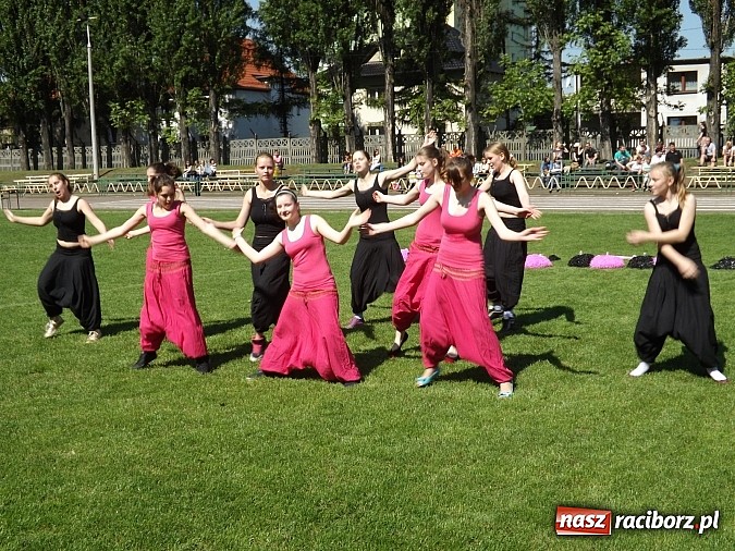 Zdjęcie w galerii na portalu naszraciborz.pl: Igrzyska Sport ku radości - olimpijski znicz na stadionie PWSZ wiadomości z regionu