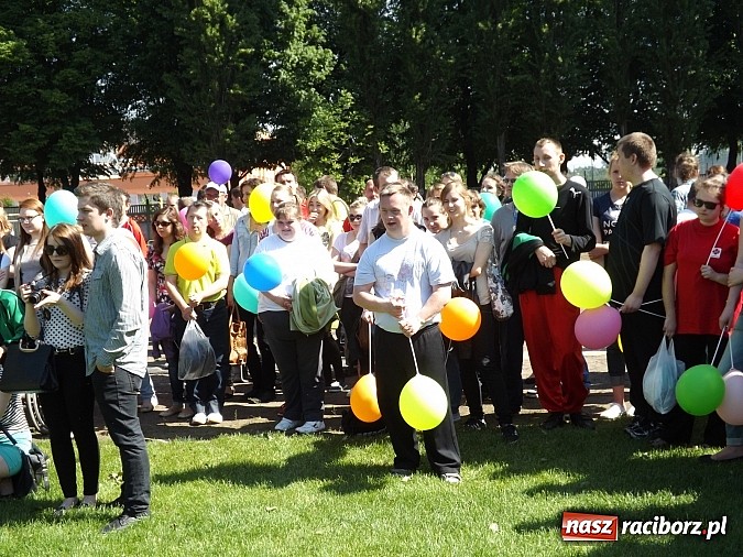 Zdjęcie w galerii na portalu naszraciborz.pl: Igrzyska Sport ku radości - olimpijski znicz na stadionie PWSZ wiadomości z regionu
