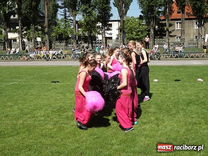 Zdjęcie w galerii na portalu naszraciborz.pl: Igrzyska Sport ku radości - olimpijski znicz na stadionie PWSZ wiadomości z regionu