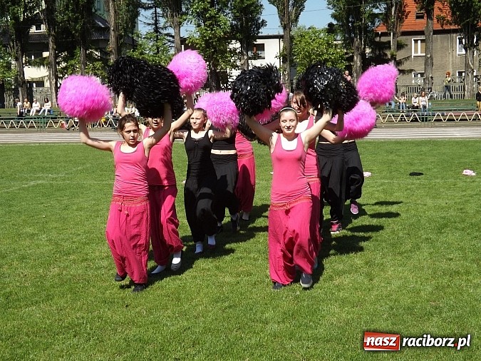 Zdjęcie w galerii na portalu naszraciborz.pl: Igrzyska Sport ku radości - olimpijski znicz na stadionie PWSZ wiadomości z regionu