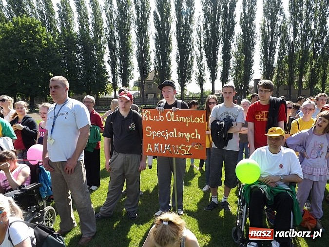 Zdjęcie w galerii na portalu naszraciborz.pl: Igrzyska Sport ku radości - olimpijski znicz na stadionie PWSZ wiadomości z regionu